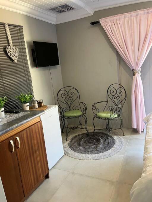 Stellies Accommodation - Room 2 ケートマンスフープ エクステリア 写真